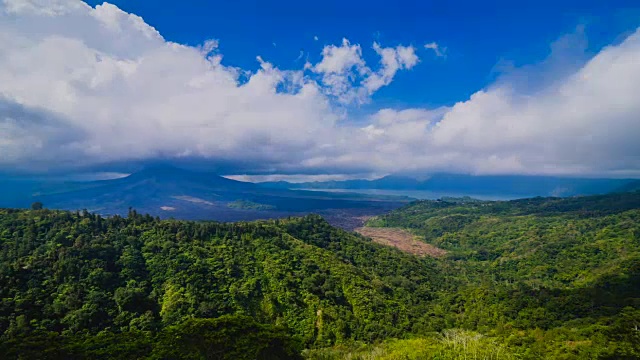 活火山巴图尔在热带岛屿巴厘岛，印度尼西亚视频素材