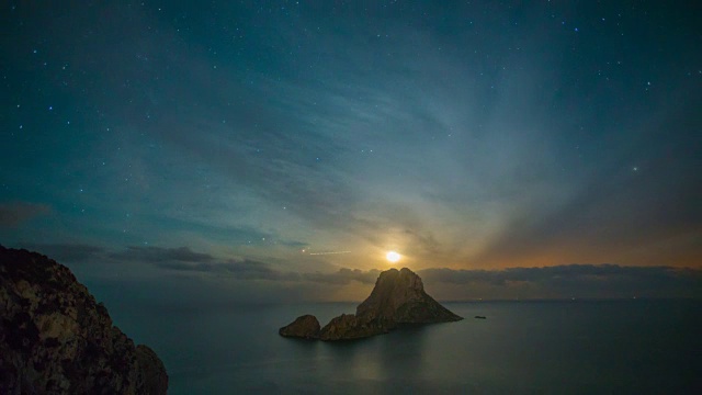 岛屿时间流逝的星星在一个夏夜视频素材