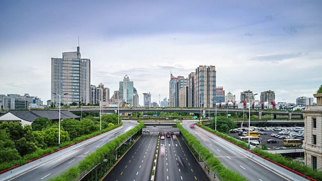 杭州道路上的繁忙交通已持续了很久视频素材