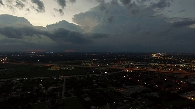 大规模雷暴在得克萨斯州中部，大量积雨云风暴云内的许多闪光视频素材