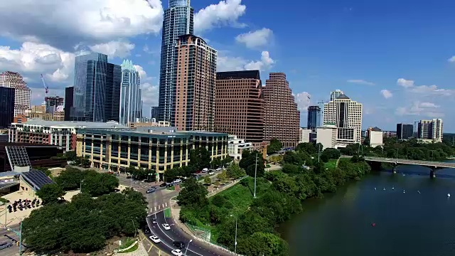 鸟瞰图奥斯丁德克萨斯州靠近市中心的城镇湖视频素材