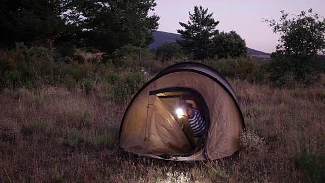 露营。从帐篷内部照明的夜景。西班牙塞戈维亚的乡村。视频素材