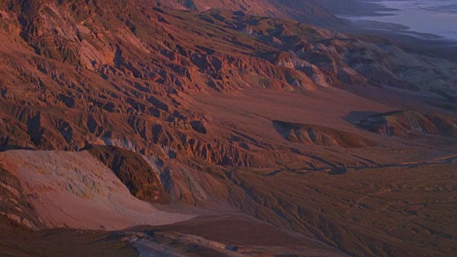 死亡谷沙漠航空在东部山脉的一边视频素材