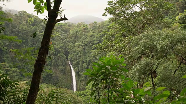 哥斯达黎加瀑布La Fortuna视频素材