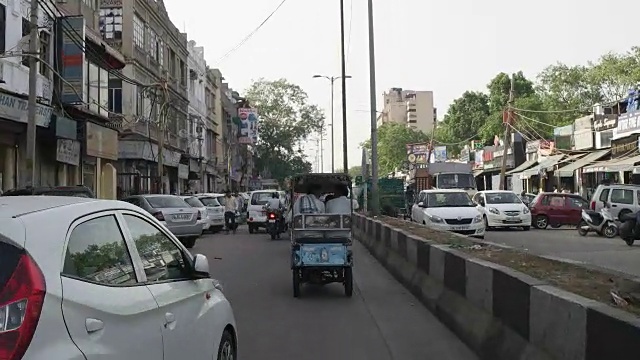 新德里街头的场景-繁忙的交通在帕哈尔甘吉视频素材