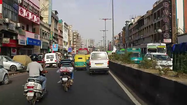 汽车的T/L POV，德里街景- Paharganj有许多酒店，交通繁忙视频素材