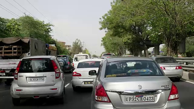 T/L POV的汽车，德里的街道场景-繁忙的交通视频素材