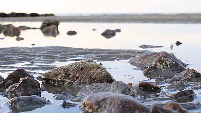 高清摄影:泰国岩石海岸线的海滩。视频素材