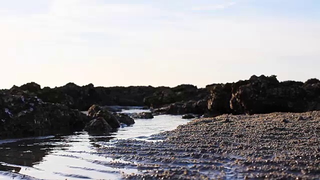 高清摄影:泰国岩石海岸线的海滩。视频素材