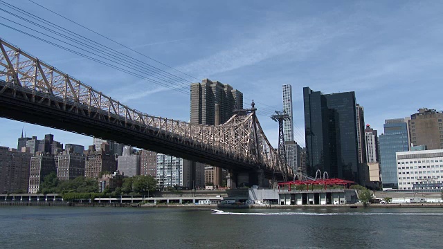 Queensboro / 59街大桥，东河和纽约天际线视频素材