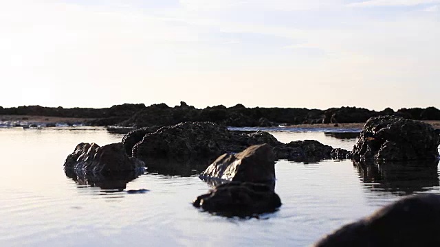 泰国岩石海岸线的海滩景色。视频素材