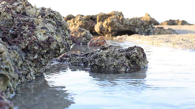 泰国岩石海岸线的海滩景色。视频素材