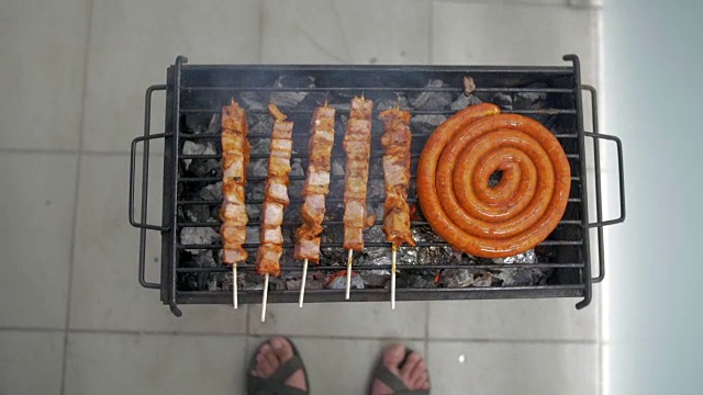 烤架配西班牙辣香肠和猪肉串视频素材