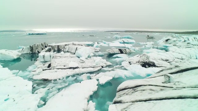 空中飞过JÃ¶kulsÃ±rlÃ³冰岛冰川泻湖视频素材