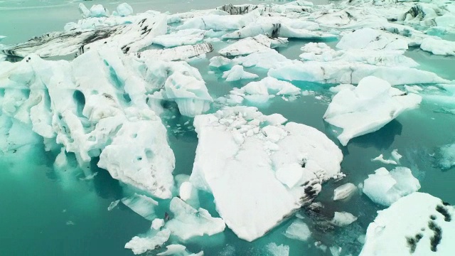 在JÃ上空低空飞行¶kulsÃ±rlÃ³冰岛冰川泻湖视频素材