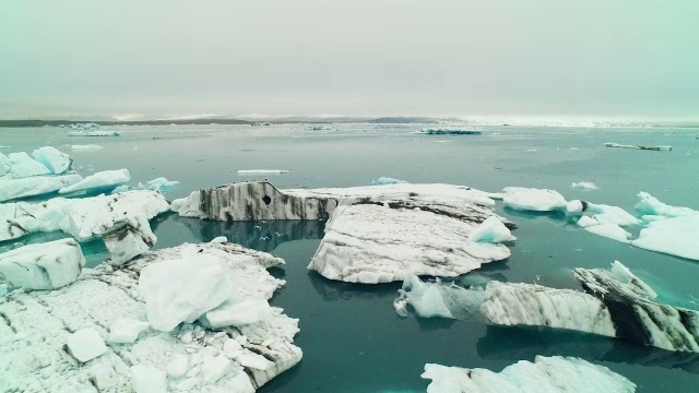 空中飞过JÃ¶kulsÃ±rlÃ³冰岛冰川泻湖视频素材