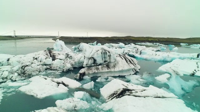 空中飞过JÃ¶kulsÃ±rlÃ³冰岛冰川泻湖视频素材