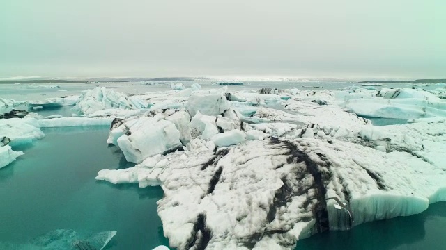 空中飞过JÃ¶kulsÃ±rlÃ³冰岛冰川泻湖视频素材