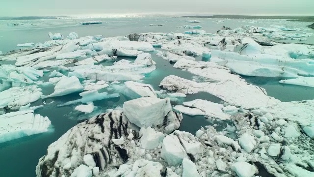 空中飞过JÃ¶kulsÃ±rlÃ³冰岛冰川泻湖视频素材