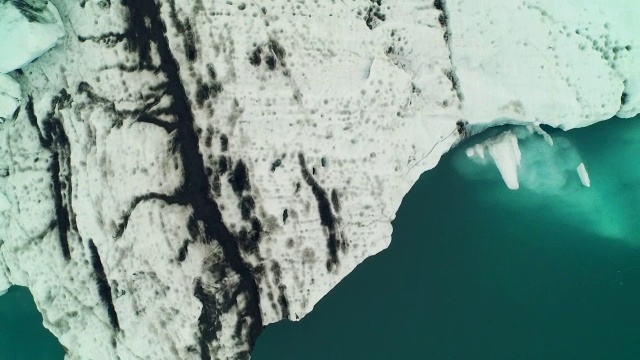 从空中飞过JÃ¶kulsÃ±rlÃ³冰岛冰川泻湖俯视视频素材