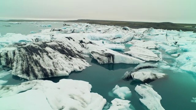 空中飞过JÃ¶kulsÃ±rlÃ³冰岛冰川泻湖右盘视频素材