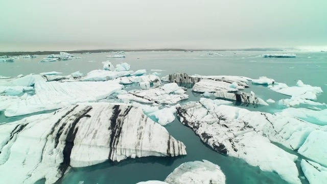 空中飞过JÃ¶kulsÃ±rlÃ³冰岛冰川泻湖视频素材