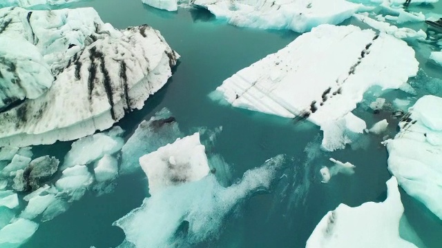 在JÃ上空低空飞行¶kulsÃ±rlÃ³冰岛冰川泻湖视频素材