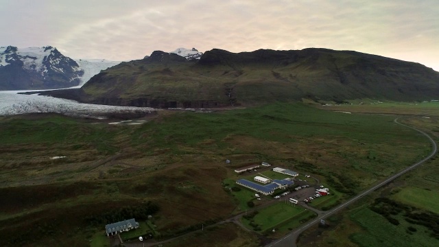 在冰岛日出时，空中飞过Vatnajokull冰川地区视频素材