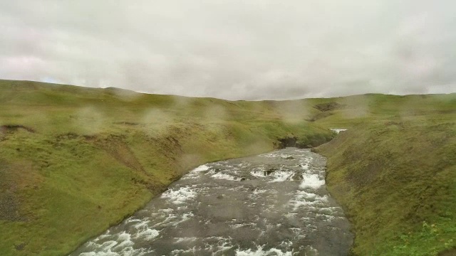 空中飞行SkÃ³gafoss瀑布和SkÃ³gÃ河道，在冰岛视频素材