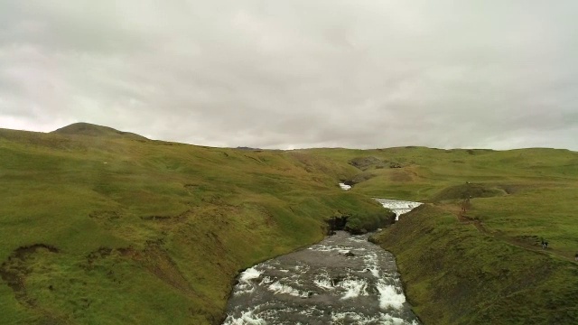 空中飞行SkÃ³gafoss瀑布和SkÃ³gÃ河道，在冰岛视频素材