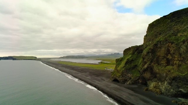 空中飞行沿着冰岛黑沙滩的海岸线视频素材