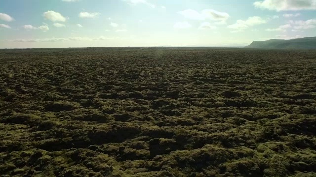 空中近距离飞行在冰岛覆盖着苔藓的熔岩岩石上视频素材