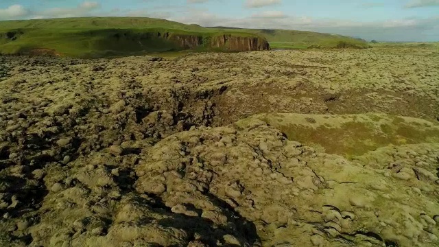 空中近距离飞行在冰岛覆盖着苔藓的熔岩岩石上视频素材