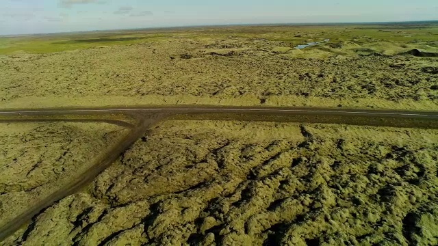 空中飞过苔藓覆盖的熔岩岩石在冰岛沿着道路视频素材