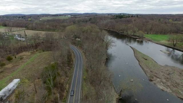 纽约北部与河流平行的宽阔道路视频素材