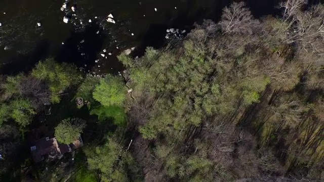 鸟瞰图的房子隐藏在树木沿着岩石河在纽约州北部视频素材