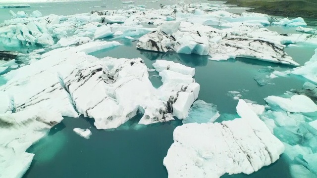 空中飞行JÃ¶kulsÃ±³冰川泻湖倾斜，在冰岛视频素材