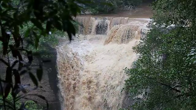 由于地面的冲刷，水呈橙色视频素材