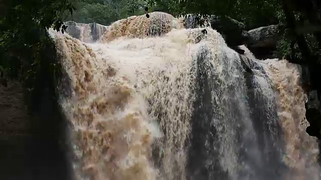 由于地面的冲刷，水呈橙色视频素材