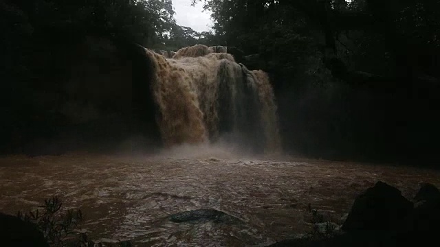 由于地面的冲刷，水呈橙色视频素材