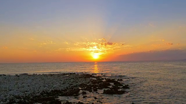 日落时分的岩石海滩视频素材