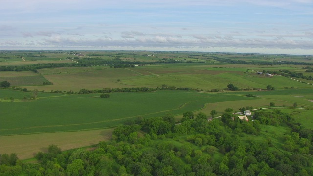 美国爱荷华州希区柯克住宅的WS AERIAL POV绿色景观视频素材