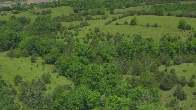 美国爱荷华州Pisgah山的草地景观的WS AERIAL POV视图视频素材