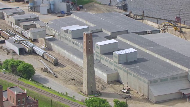 WS AERIAL POV View of Shot Tower, Mississippi river in background / Dubuque，爱荷华州，美国视频素材