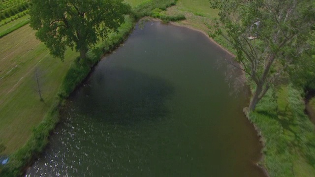 WS TU AERIAL POV shell rock river视图，背景是农田和工厂/ Greene，爱荷华州，美国视频素材