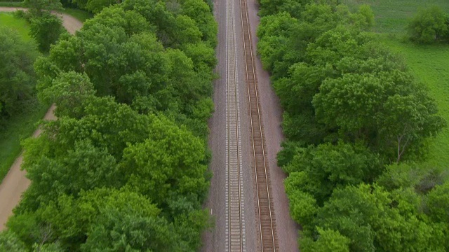 WS AERIAL POV景观铁路轨道，爱荷华州视频素材