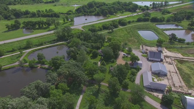 Garst farms with trees and pond的WS AERIAL POV视图/爱荷华州，美国视频素材