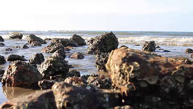 泰国岩石海岸线的海滩景色。视频素材