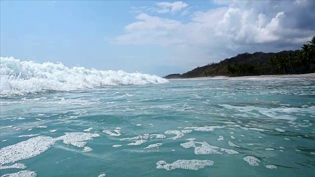 SLO MO海浪撞击相机视频素材