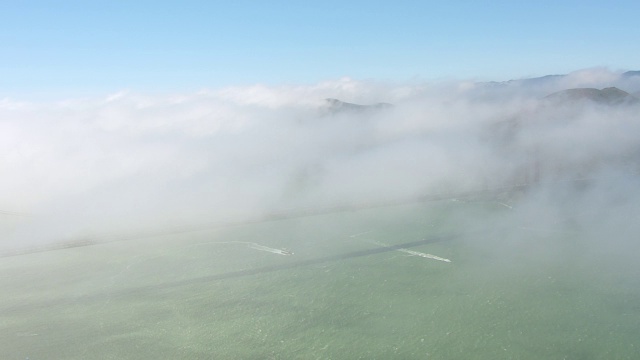 WS AERIAL POV金门大桥被雾覆盖/旧金山，加利福尼亚，美国视频素材